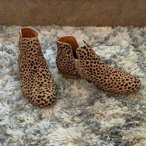 Only worn twice. Lovely soft lining.